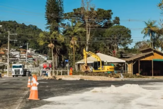 Prefeitura de São José inicia obra em rotatória no Forquilhas