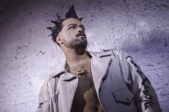 Bateu: O Clipe Que Combina Crítica à Modernidade e Estética Impactante