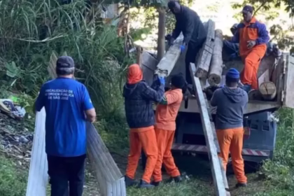 Prefeitura Remove Material em Área de Preservação no Bairro Serraria
