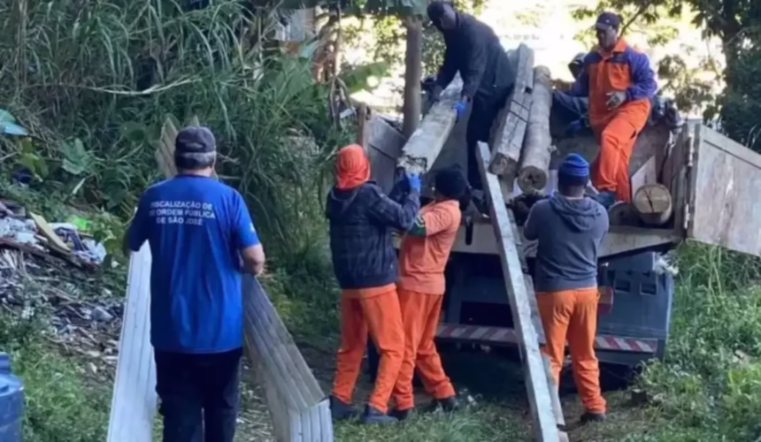 Prefeitura Remove Material em Área de Preservação no Bairro Serraria