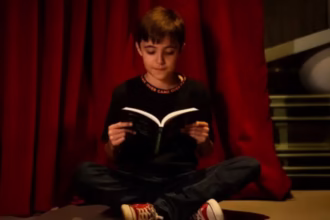 Exposição de livros infantis e contação que encanta crianças nas férias